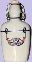 Eine Taschenflasche bemalt mit einem Wappen